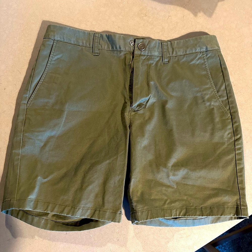 Bonobos Men shorts- Stretch Lightweight Chino Shorts
32"x 7 In" in Olive Green.